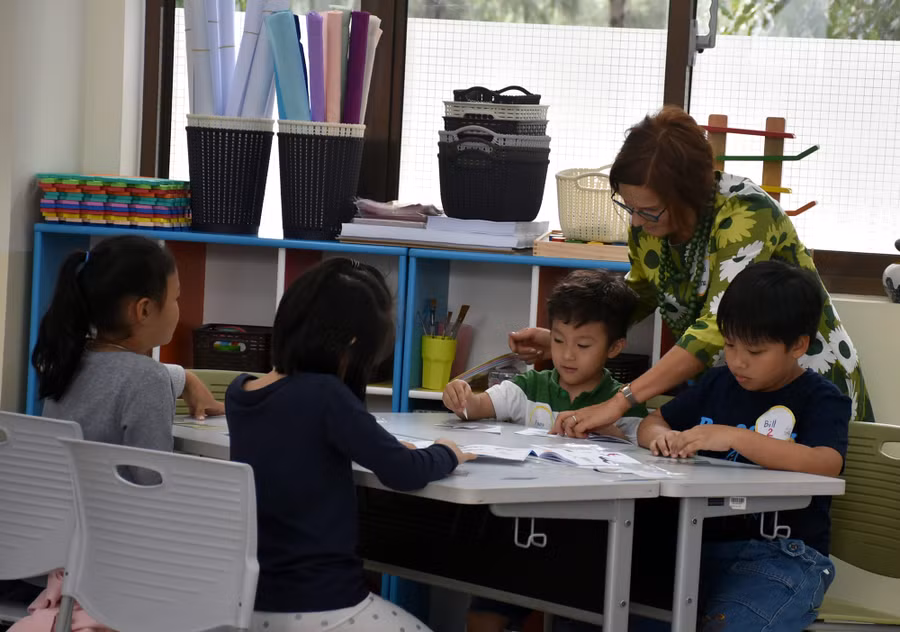 Giáo viên đến từ Phần Lan hướng dẫn các em học sinh trong buổi học