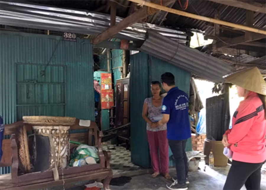 Đoàn đến thăm hỏi, trao tặng tiền hỗ trợ cho các gia đình có hoàn cảnh khó khăn sau lũ Đoàn đến thăm hỏi, trao tặng tiền hỗ trợ cho các gia đình có hoàn cảnh khó khăn sau lũ