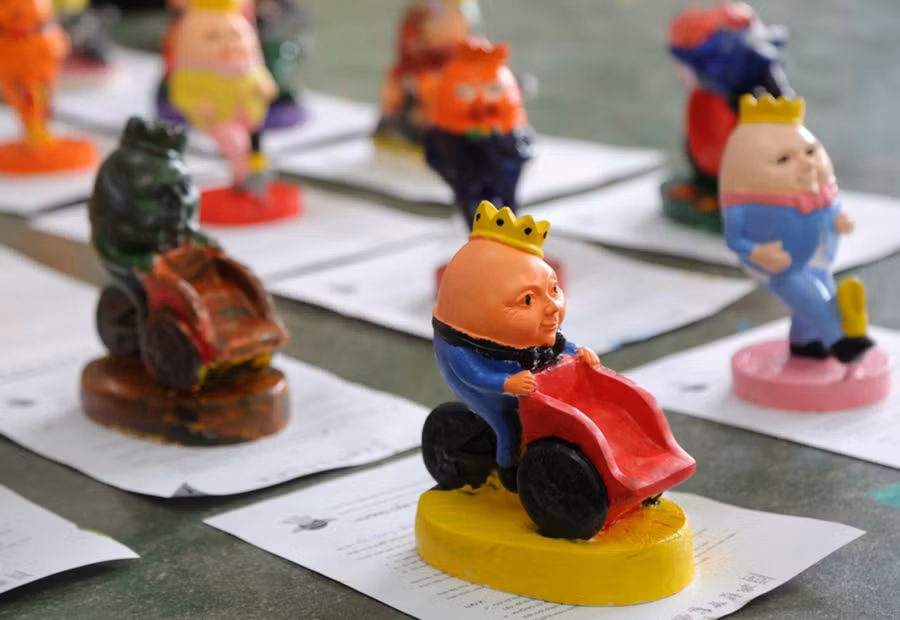 Hình ảnh Humpty Dumpty – Linh vật biểu tượng của Kingsmen đạp xích lô, chơi đá cầu được các bạn nhỏ thể hiện theo những phong cách rất riêng