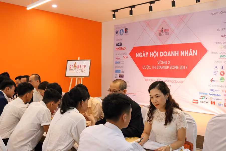 Các thí sinh trao đổi với Ban giám khảo trong chặng "Anh tài hội tụ"