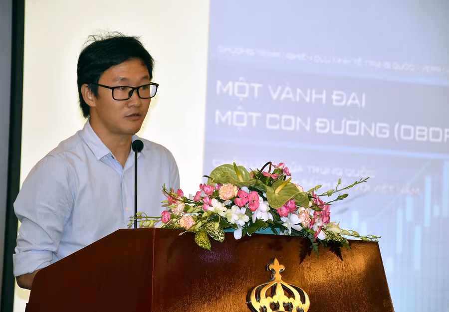 Tác giả Phạm Sỹ Thành chia sẻ tại buổi lễ Tác giả Phạm Sỹ Thành chia sẻ tại buổi lễ
