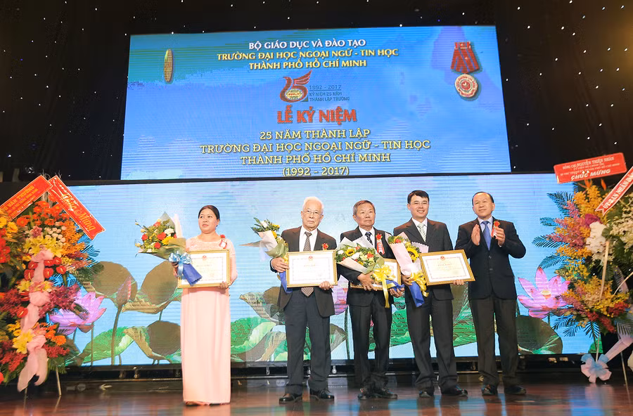 TS Hà Hữu Phúc trao bằng khen của Bộ trưởng Bộ GD&ĐT cho các các nhân và tập thể của trường