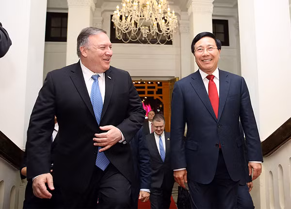 Phó Thủ tướng, Bộ trưởng Ngoại giao Phạm Bình Minh đón Ngoại trưởng Hoa Kỳ Michael Pompeo. Ảnh: VGP Phó Thủ tướng, Bộ trưởng Ngoại giao Phạm Bình Minh đón Ngoại trưởng Hoa Kỳ Michael Pompeo. Ảnh: VGP