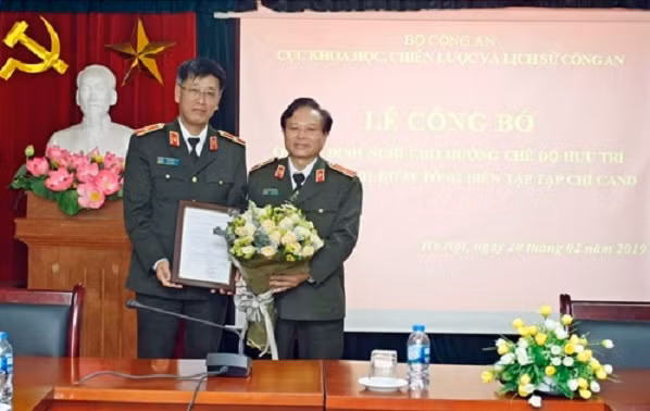 Thiếu tướng Đỗ Lê Chi trao quyết định của Bộ trưởng Bộ Công an về việc bổ nhiệm Tổng Biên tập Tạp chí CAND cho Thiếu tướng Nguyễn Hồng Thái.