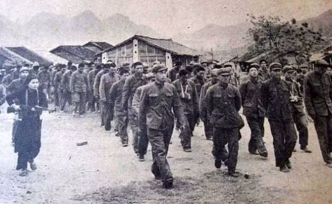 Nữ dân quân Cao Bằng dẫn giải tù binh Trung Quốc bị bắt