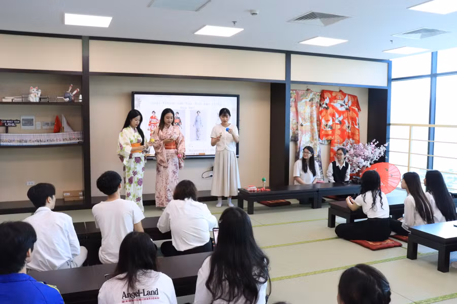 Sinh viên Trường Đại học Hạ Long tìm hiểu về văn hóa truyền thống của Nhật Bản.