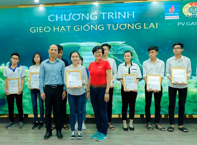 Trao tặng học bổng cho sinh viên Cà Mau vượt khó học giỏi