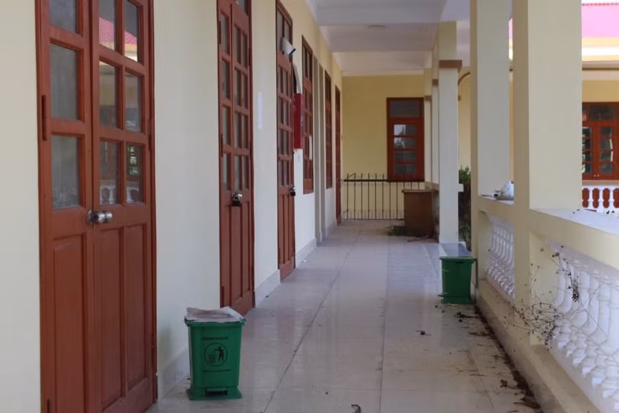 Khu vực hành lang nhếch nhác, nhiều rác thải. Một người dân cho biết, Trạm Y tế xã Đông Ngũ được xây dựng trên nền đất của trường tiểu học. “Trước đây là trường tiểu học có 3 đến 4 phòng học. Trường học là dãy nhà cấp 4 còn rất mới, nhưng không hiểu vì sao lại bị phá đi để xây trạm y tế. Khi trạm y tế này xây xong và làm nơi cách ly F0 được vài tháng, sau đó không sử dụng nữa, gây lãng phí”, người này nói.