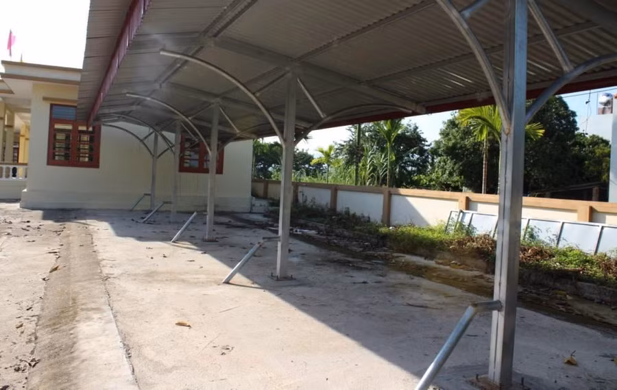 Khu vực nhà xe nhếch nhác không được dọn dẹp.