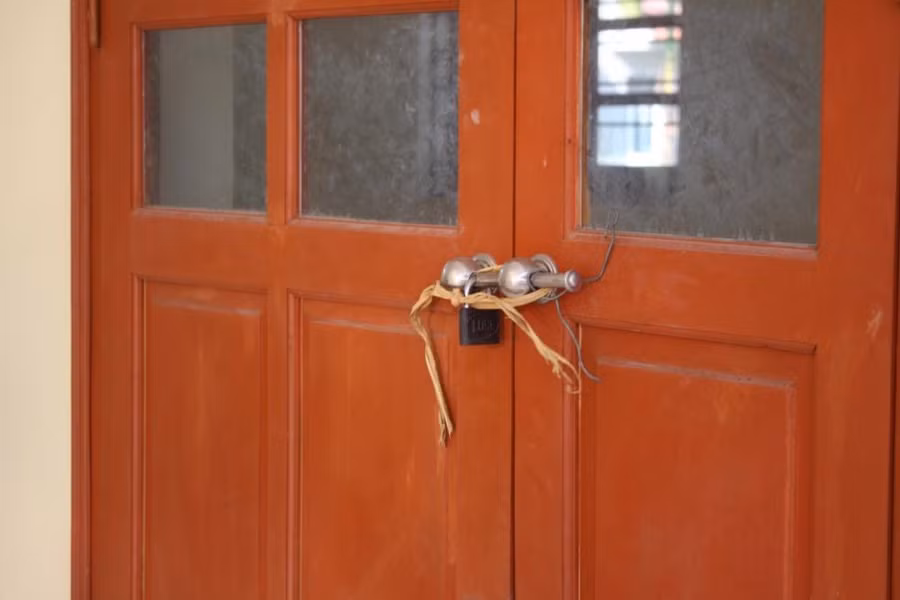 Các cửa phòng được khóa lại, một số phòng được khóa tạm bợ. Theo ông Hoài, Trạm Y tế xã Đông Ngũ chưa bàn giao được về cho ngành y tế vì không có hệ thống xử lý nước thải. Hiện tại đang giao cho UBND xã Đông Ngũ quản lý. Công trình này cũng đã được đưa vào danh mục để đề xuất với Sở Y tế. “Chúng tôi đề xuất với Sở Y tế để đầu tư hệ thống xử lý nước thải. Sau khi lắp xong hệ thống xử lý nước thải sẽ chuyển trạm y tế hiện tại của xã nằm cạnh quốc lộ 18 về đây. Và mặt bằng đó sẽ bàn giao lại cho địa phương để xây mới trụ sở công an xã”, ông Hoài nói.