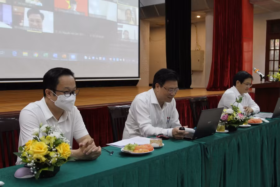 Thứ trưởng Nguyễn Hữu Độ trò chuyện với học sinh tại Trường Tiểu học Kim Liên.