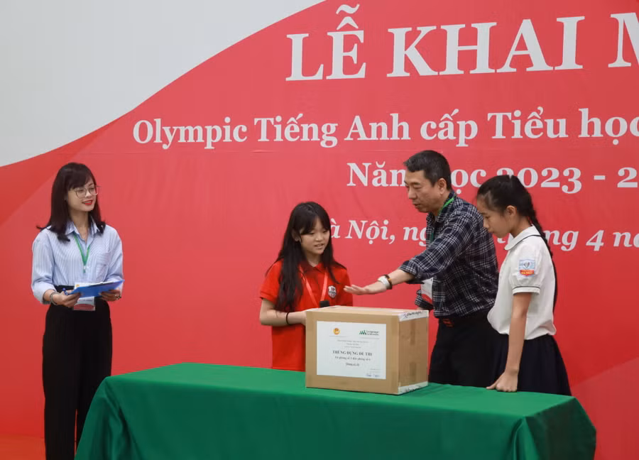 Các thí sinh kiểm tra thùng niêm phong đề thi trước giờ thi chính thức Các thí sinh kiểm tra thùng niêm phong đề thi trước giờ thi chính thức