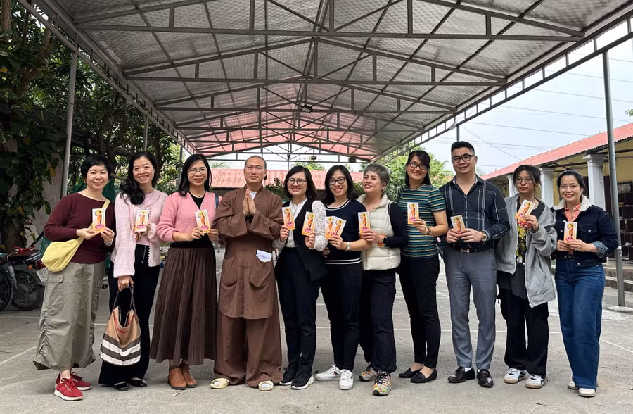 Thầy Thích Nguyên Bình bày tỏ lời cảm ơn và chụp ảnh lưu niệm với giáo viên, phụ huynh học sinh lớp 5A7.