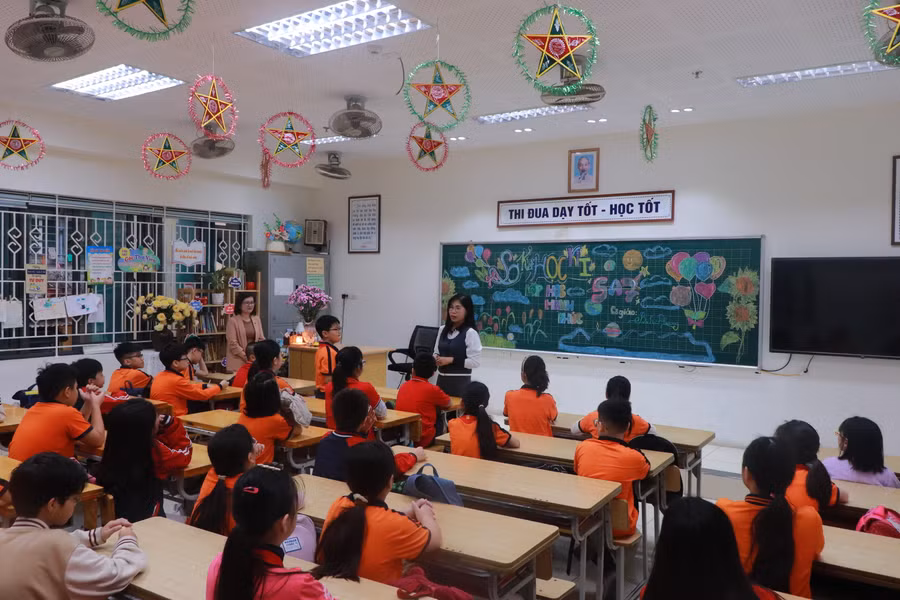 Học sinh lớp 5A7 Trường Tiểu học Kim Đồng chia sẻ cảm xúc sau buổi trải nghiệm, thiện nguyện.