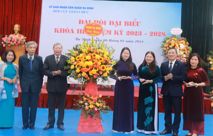 Lãnh đạo UBND quận Ba Đình và Phòng GD&ĐT chúc mừng Hội Cựu giáo chức quận.