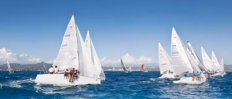 Việt Nam tham gia giải đua thuyền buồm quốc tế ở hạng mục keel boat 5 người.