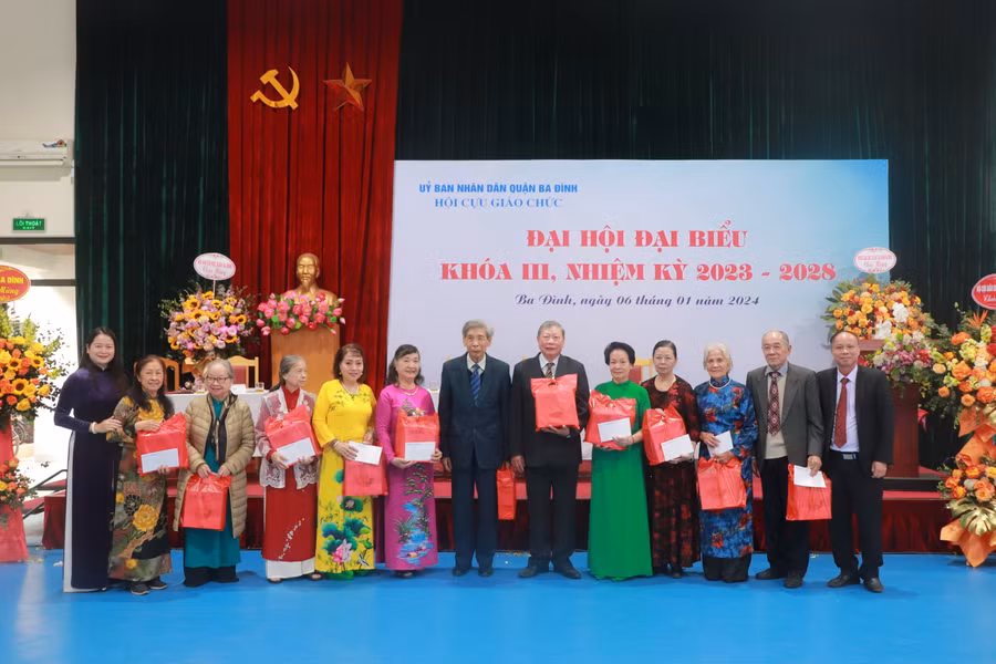 Lãnh đạo Hội Cựu giáo chức TP Hà Nội, quận Ba Đình trao kỷ niệm cho Ban Chấp hành Hội Cựu giáo chức quận Ba Đình khóa II. Lãnh đạo Hội Cựu giáo chức TP Hà Nội, quận Ba Đình trao kỷ niệm cho Ban Chấp hành Hội Cựu giáo chức quận Ba Đình khóa II.