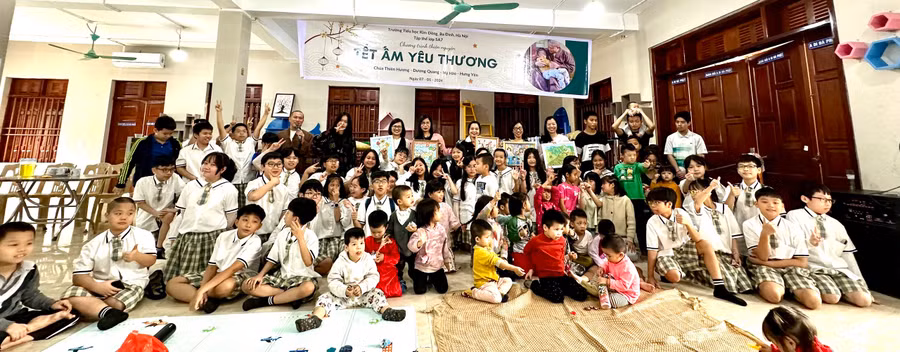 Học sinh lớp 5A7 Trường Tiểu học Kim Đồng trao phần quà yêu thương tới học sinh tại buổi thiện nguyện.