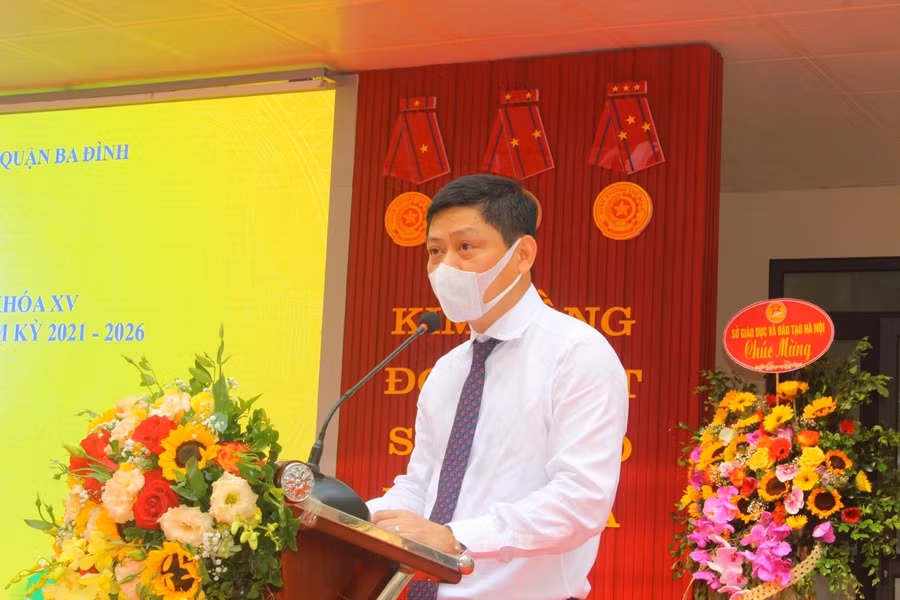 Chủ tịch UBND quận Ba Đình Tạ Nam Chiến phát biểu tại lễ gắn biển công trình trường học cấp thành phố.