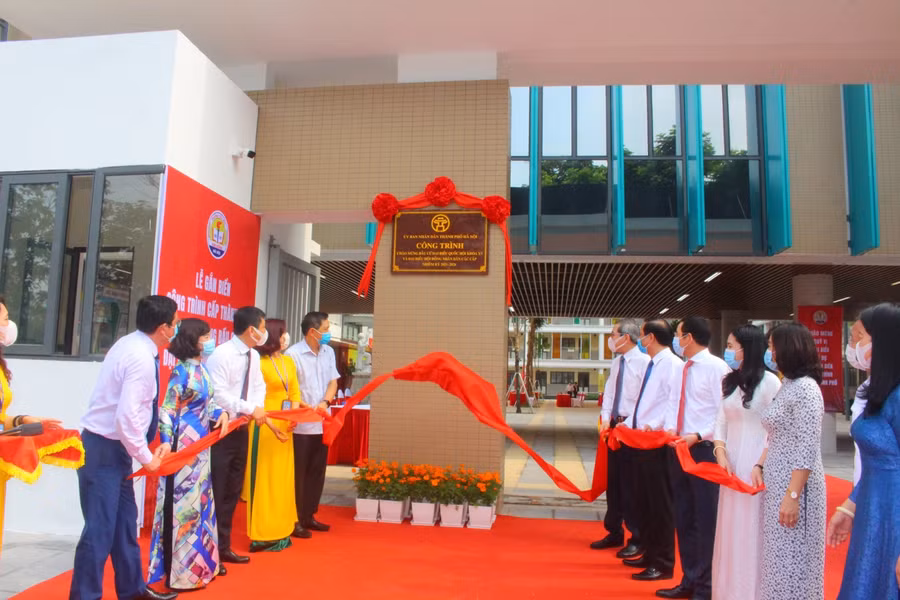 Lãnh đạo Sở GD&amp;ĐT Hà Nội và lãnh đạo Quận ủy, UBND quận Ba Đình cùng Trường tiểu học Kim Đồng thực hiện nghi thức gắn biển công trình.