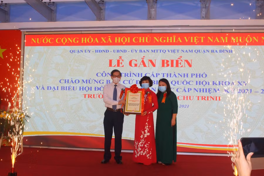 Bí thư Quận ủy Hoàng Minh Dũng Tiến trao bằng công nhận công trình cấp thành phố cho trường TH Phan Chu Trinh.
