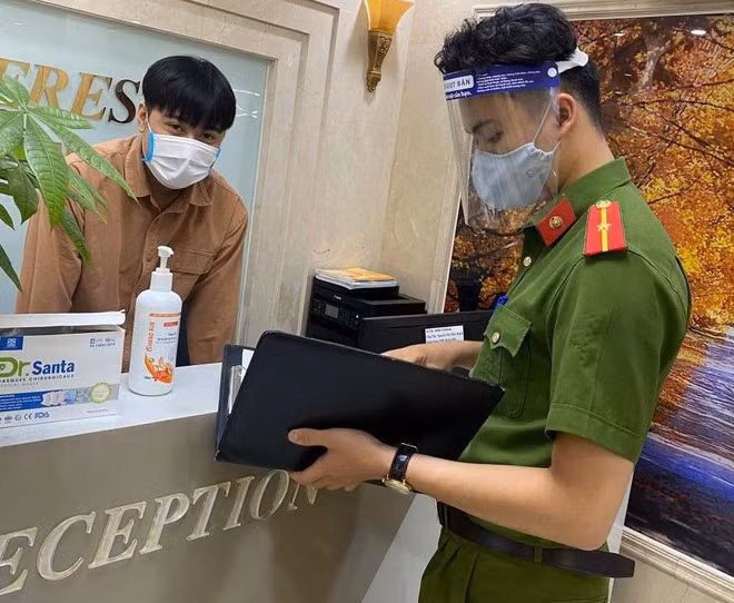 Lực lượng chức năng kiểm tra công tác phòng dịch Covid-19.