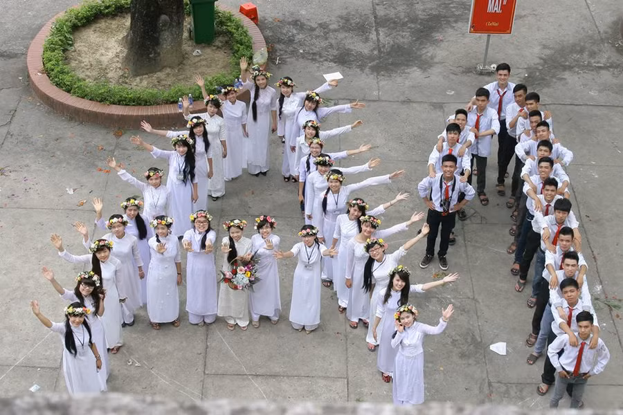 Tùng và các bạn trong lớp 12A1