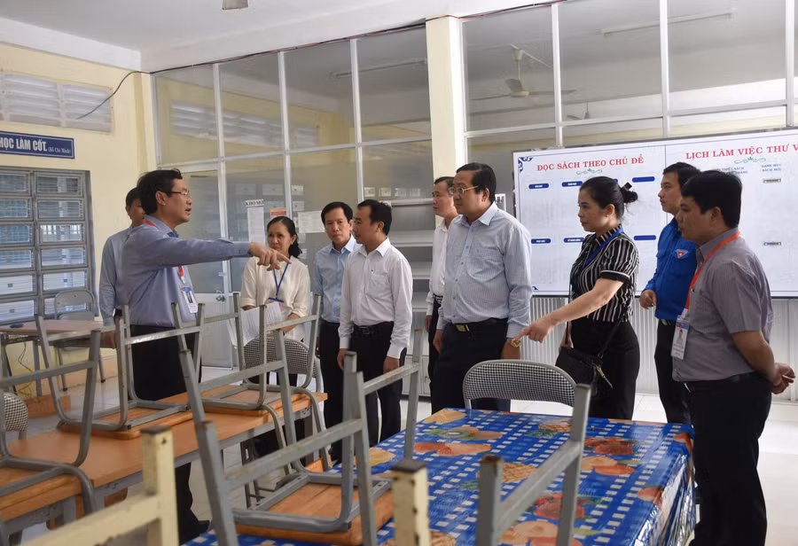 Thứ trưởng Nguyễn Văn Phúc và đoàn công tác kiểm tra phòng đựng vật dụng của thí sinh tại một điểm thi. Thứ trưởng Nguyễn Văn Phúc và đoàn công tác kiểm tra phòng đựng vật dụng của thí sinh tại một điểm thi.