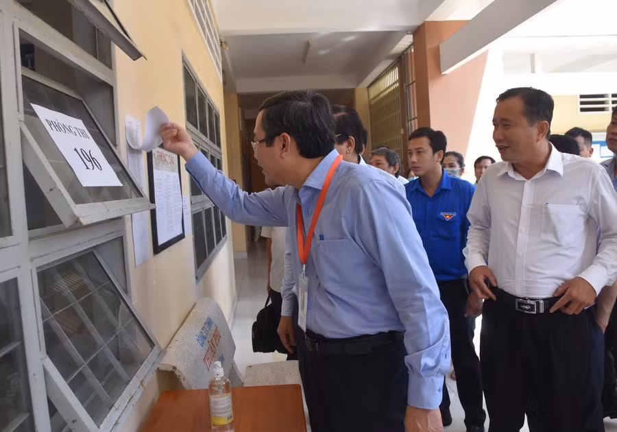 Thứ trưởng Nguyễn Văn Phúc và đoàn công tác kiểm tra tại một điểm thi. Thứ trưởng Nguyễn Văn Phúc và đoàn công tác kiểm tra tại một điểm thi.