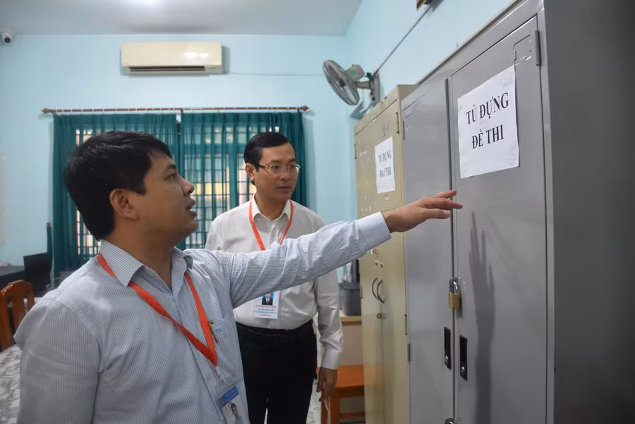 Thứ trưởng Nguyễn Văn Phúc và đoàn công tác kiểm tra tại điểm thi Trường THPT Trần Văn Ơn (TP Dĩ An, Bình Dương) Thứ trưởng Nguyễn Văn Phúc và đoàn công tác kiểm tra tại điểm thi Trường THPT Trần Văn Ơn (TP Dĩ An, Bình Dương)