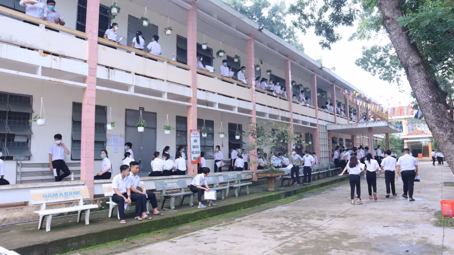 Thí sinh tại điểm thi THPT Nguyễn Du (TP Đồng Xoài, Bình Phước). Thí sinh tại điểm thi THPT Nguyễn Du (TP Đồng Xoài, Bình Phước).