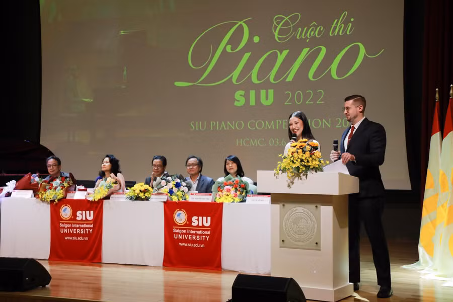 SIU Piano Competition do Trường Đại học Quốc tế Sài Gòn (SIU) và Trường Quốc tế Á Châu (Asian School) thuộc Tập đoàn Giáo dục Quốc Tế Á Châu (GAIE) phối hợp tổ chức định kỳ 2 năm một lần. SIU Piano Competition do Trường Đại học Quốc tế Sài Gòn (SIU) và Trường Quốc tế Á Châu (Asian School) thuộc Tập đoàn Giáo dục Quốc Tế Á Châu (GAIE) phối hợp tổ chức định kỳ 2 năm một lần.