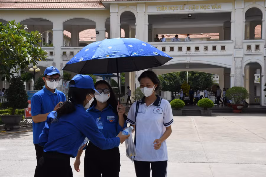 Thí sinh tại điểm thi THPT Đông Thạnh (huyện Cần Giuộc, tỉnh Long An) được các tình nguyện viên hỗ trợ.