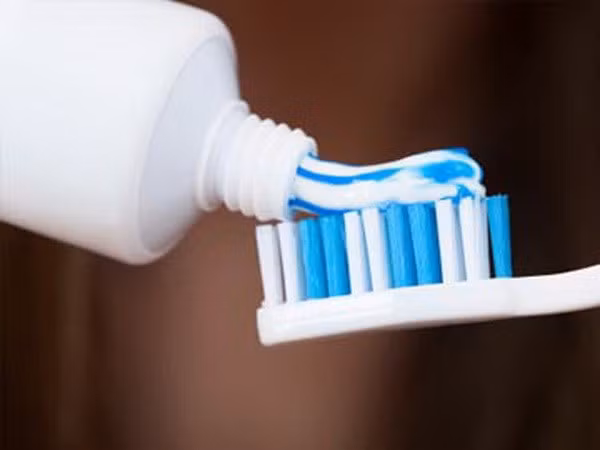 Một số thành phần hóa học trong kem đánh răng có thể gây hại cho tinh trùng ở nam giới.