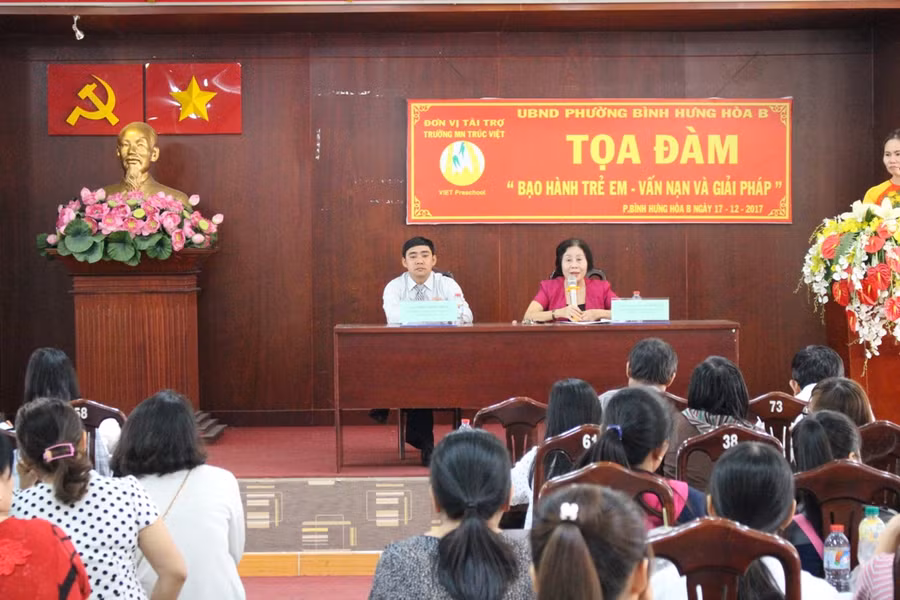 Tiến sĩ Đinh Thị Tứ và luật sư Lê Minh Trực trả lời các câu hỏi của khán giả