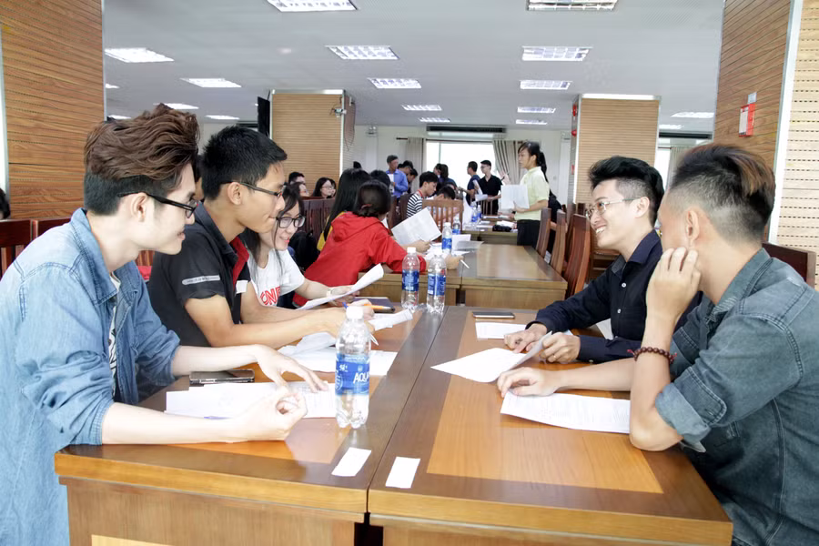 Ông Trương Bằng – giám đốc bộ phận Digital Marketing của Toshiba Việt Nam – đã có buổi chia sẻ rất thoải mái và bổ ích với các doanh nhân khởi nghiệp tương lai Ông Trương Bằng – giám đốc bộ phận Digital Marketing của Toshiba Việt Nam – đã có buổi chia sẻ rất thoải mái và bổ ích với các doanh nhân khởi nghiệp tương lai
