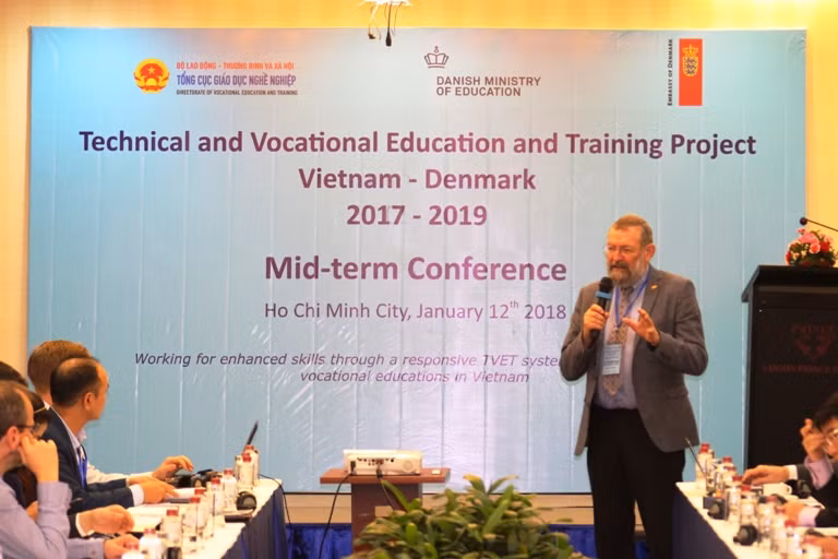 Ông Joern Skovsgaard, cố vấn cao cấp – Bộ Giáo dục Đan Mạch giới thiệu về chương trình làm việc