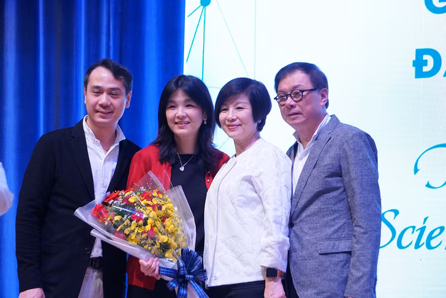 Người thân chia sẻ niềm vui cùng TS Stephanie Kwai- Yee Ma Người thân chia sẻ niềm vui cùng TS Stephanie Kwai- Yee Ma