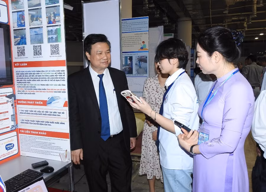 Sau lễ khai mạc, Thứ trưởng dành thời gian đi thăm và động viên học sinh có dự án tại cuộc thi. Ảnh: Minh Cương