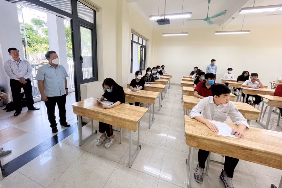 Phó Chủ tịch UBND TP Hà Nội Chử Xuân Dũng kiểm tra tại điểm thi Trường THPT Khương Đình (quận Thanh Xuân)