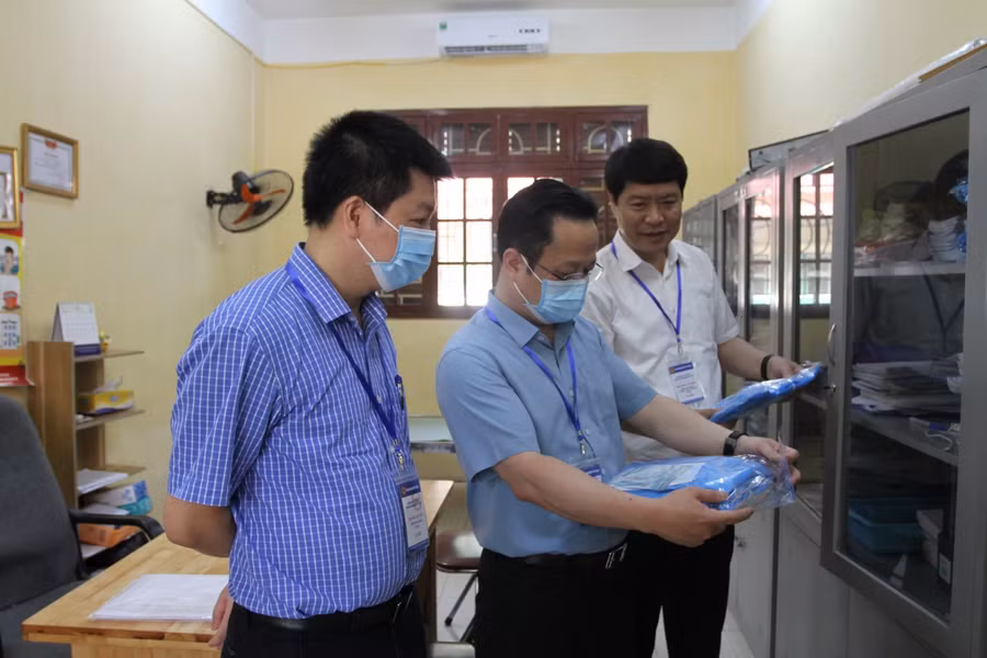 Giám đốc Sở GD&amp;ĐT Hà Nội Trần Thế Cương kiểm tra cơ sở vật chất, thiết bị phòng dịch