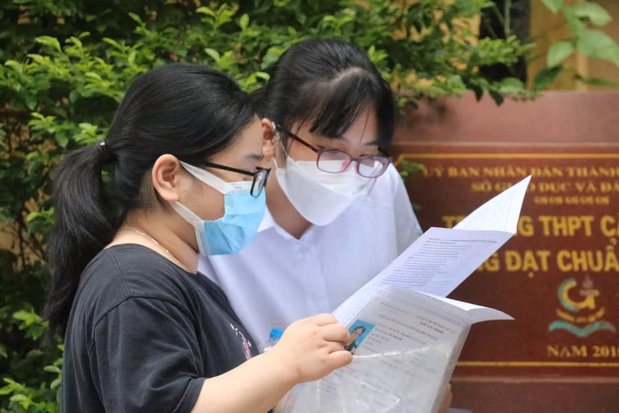 Thí sinh trao đổi đáp án sau môn thi Tiếng Anh.