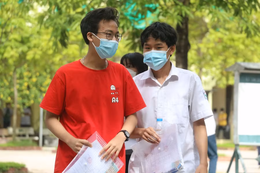 Thí sinh hoàn thành bài thi môn Tiếng Anh chiều 18/6.