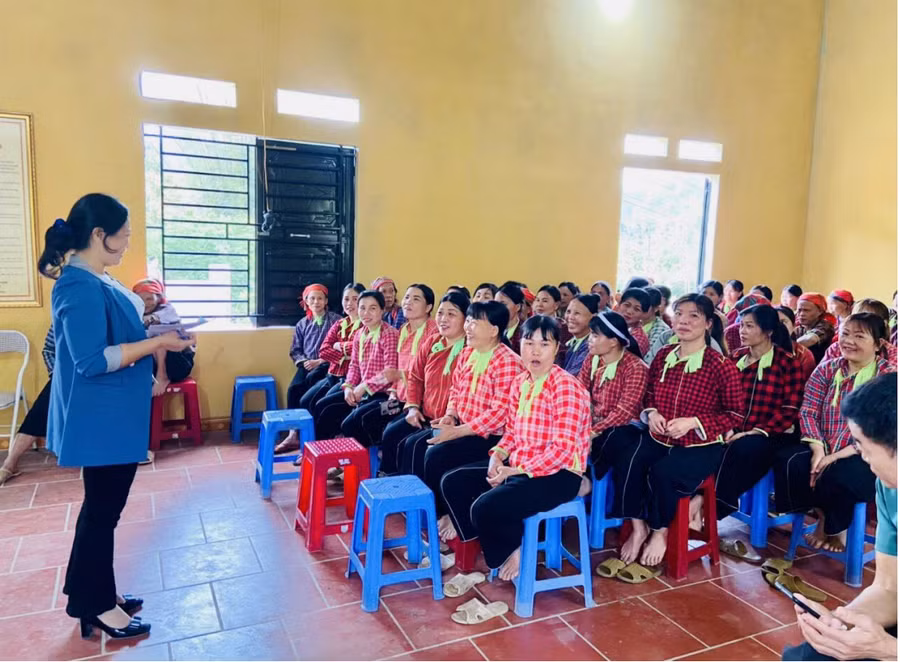 Học viên tham gia lớp xoá mù chữ. Ảnh NVCC.