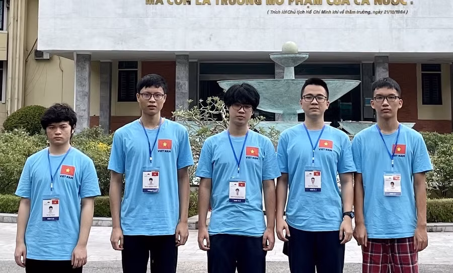 Nguyễn Mạnh Quân (ngoài cùng bên phải) và các bạn trong đội tuyển Olympic Vật lý