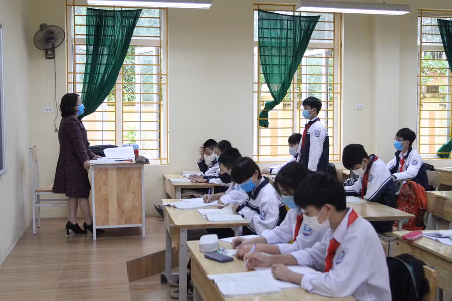 Học sinh Trường THCS Phong Vân háo hức trong ngày đầu tiên trở lại trường học