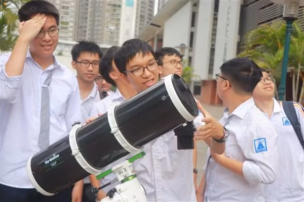 Nguyễn Mạnh Quân là một trong những người sáng lập ra Câu lạc bộ Thiên văn Trường THPT chuyên Hà Nội Amsterdam