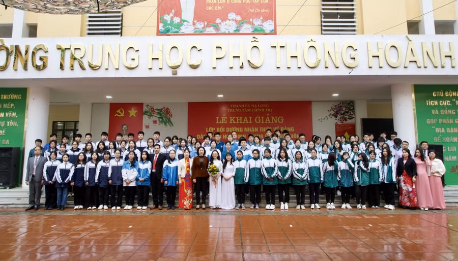 Lớp bồi dưỡng nhận thức về Đảng cho học sinh THTP năm 2023 gồm 95 học viên.