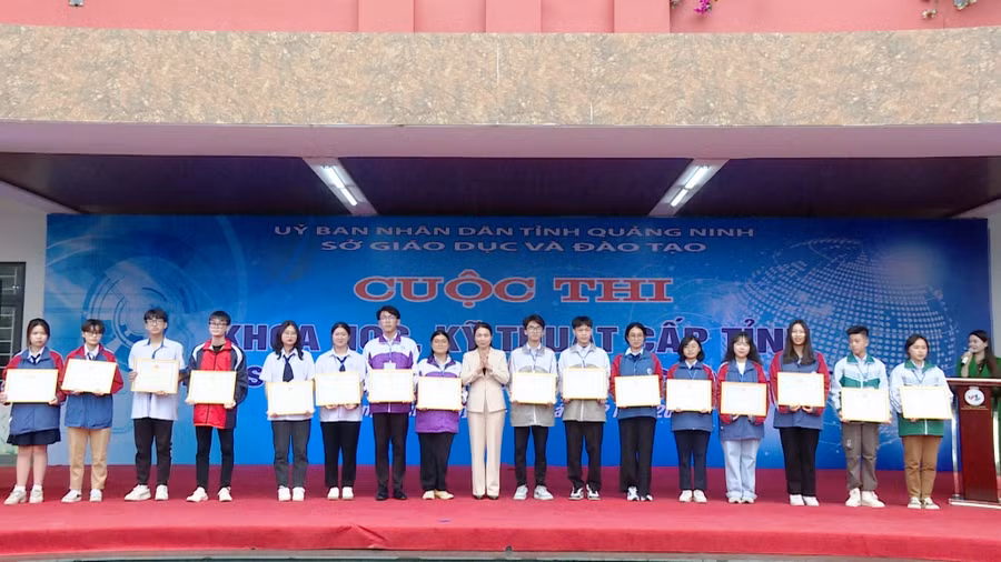 Ngày 9/2, tại Trường TH-THCS-THPT Lê Thánh Tông, TP Hạ Long, Sở Giáo dục và Đào tạo Quảng Ninh tổ chức bế mạc và trao giải Cuộc thi Khoa học kỹ thuật cấp tỉnh dành cho học sinh trung học năm học 2022 - 2023. Cuộc thi diễn ra trong 3 ngày (từ ngày 7 đến ngày 9/2). Kết thúc cuộc thi, ban tổ chức đã trao 50 giải, trong đó có 6 giải Nhất, 9 giải Nhì, 16 giải Ba và 19 giải Tư cho các dự án đạt điểm số cao. 16 học sinh có thành tích xuất sắc trong cuộc thi được nhận giấy khen của Giám đốc Sở Giáo dục và Đào tạo Quảng Ninh. Ngày 9/2, tại Trường TH-THCS-THPT Lê Thánh Tông, TP Hạ Long, Sở Giáo dục và Đào tạo Quảng Ninh tổ chức bế mạc và trao giải Cuộc thi Khoa học kỹ thuật cấp tỉnh dành cho học sinh trung học năm học 2022 - 2023. Cuộc thi diễn ra trong 3 ngày (từ ngày 7 đến ngày 9/2). Kết thúc cuộc thi, ban tổ chức đã trao 50 giải, trong đó có 6 giải Nhất, 9 giải Nhì, 16 giải Ba và 19 giải Tư cho các dự án đạt điểm số cao. 16 học sinh có thành tích xuất sắc trong cuộc thi được nhận giấy khen của Giám đốc Sở Giáo dục và Đào tạo Quảng Ninh.