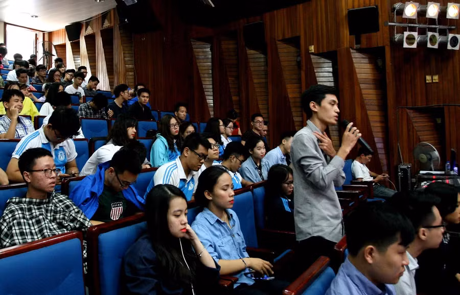 Qua các buổi hội nghị, có hàng trăm lượt ý kiến của sinh viên nêu ra Qua các buổi hội nghị, có hàng trăm lượt ý kiến của sinh viên nêu ra